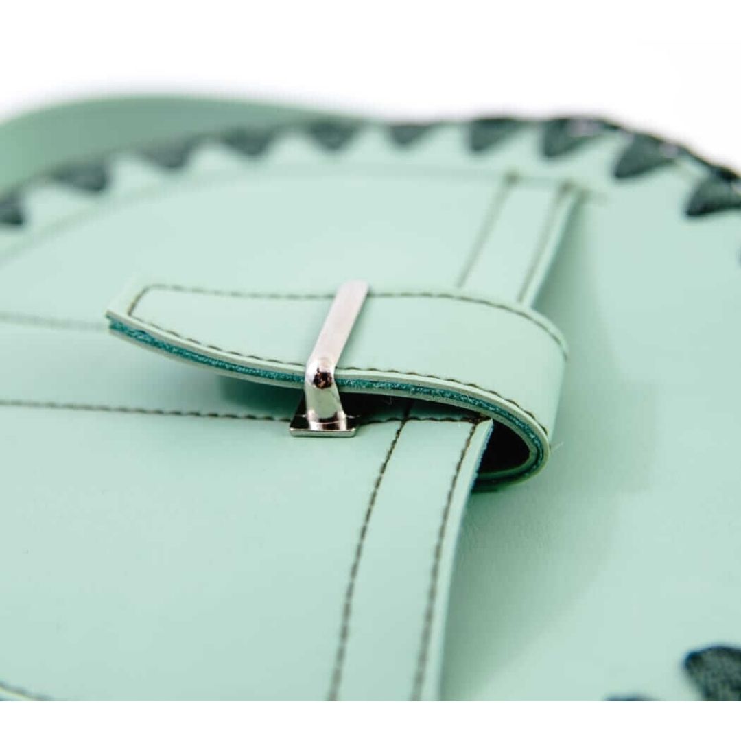 حقيبة يد نسائية مصنوعة يدويا بفن الكروشية بشكل دائري - لون أخضر بستاج - بوجه جلد وجيب من الأمام تصميم حديث وجذاب القطر: 19 سم الوزن: 325 جرام كود المنتج: B1A2D3A5014